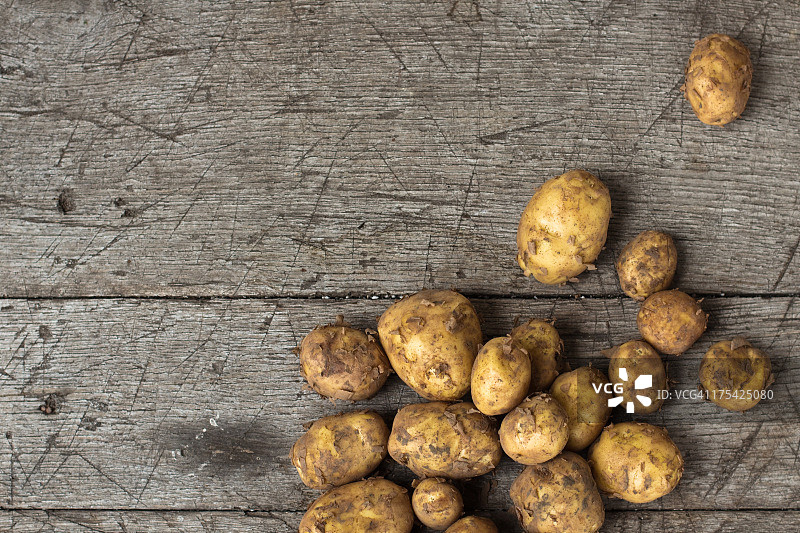 老木桌上的自种土豆图片素材