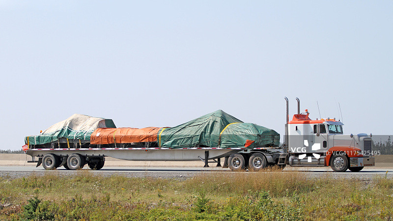 带有覆盖货物的半挂平板车图片素材