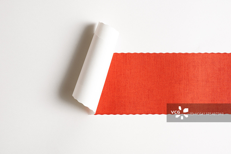 橙色背景上的白色撕裂纸张图片素材