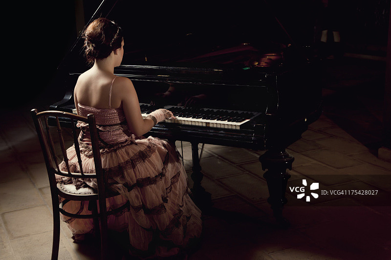 钢琴演奏者图片素材