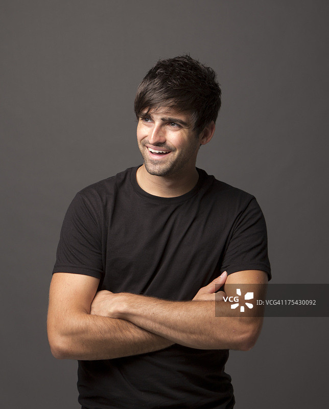 笑容灿烂的黑衬衫年轻男人图片素材