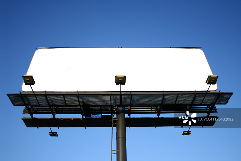 多云天空下的空白广告牌，添加您的文本图片素材