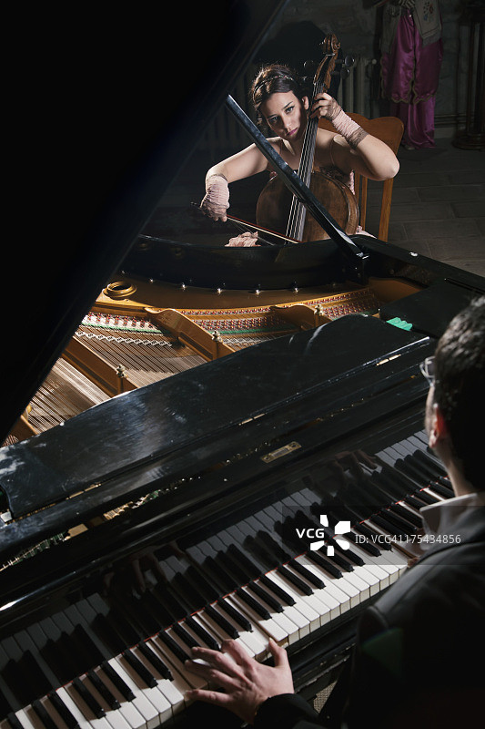 大提琴家与钢琴家图片素材