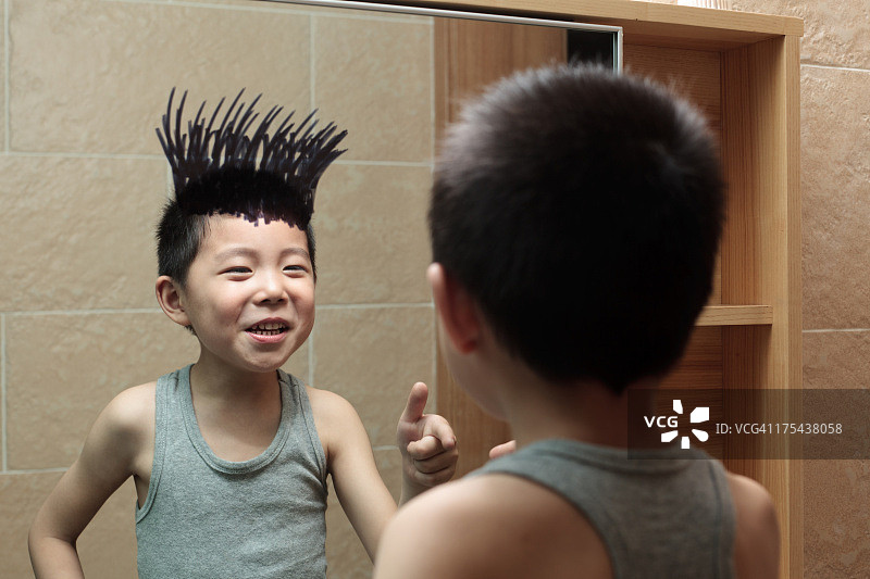 小男孩在浴室镜子上的涂鸦图片素材
