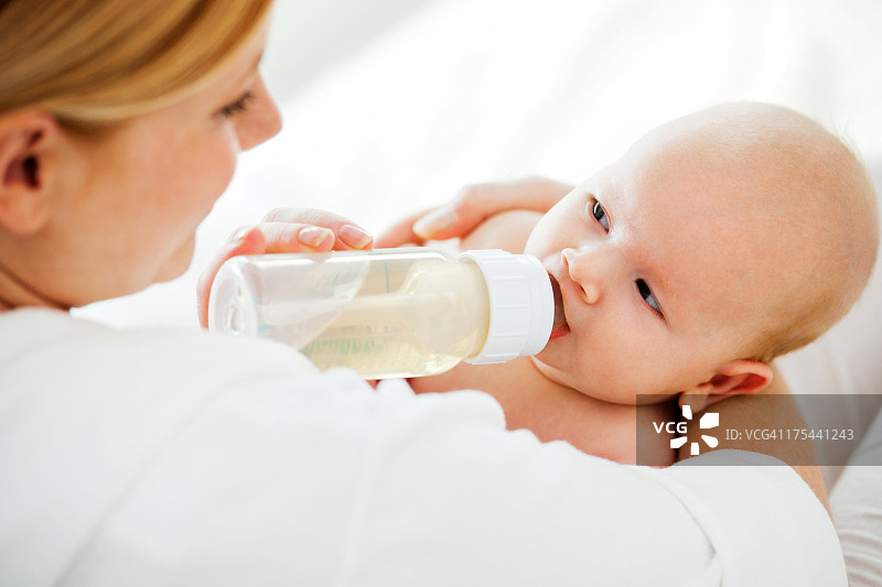 母亲喂养新生婴儿图片素材