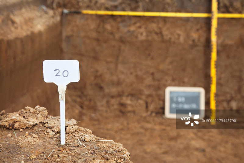 考古挖掘现场标记图片素材