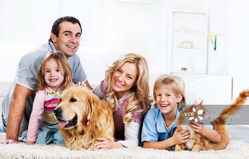 与动物一同坐在地毯上的家庭图片素材