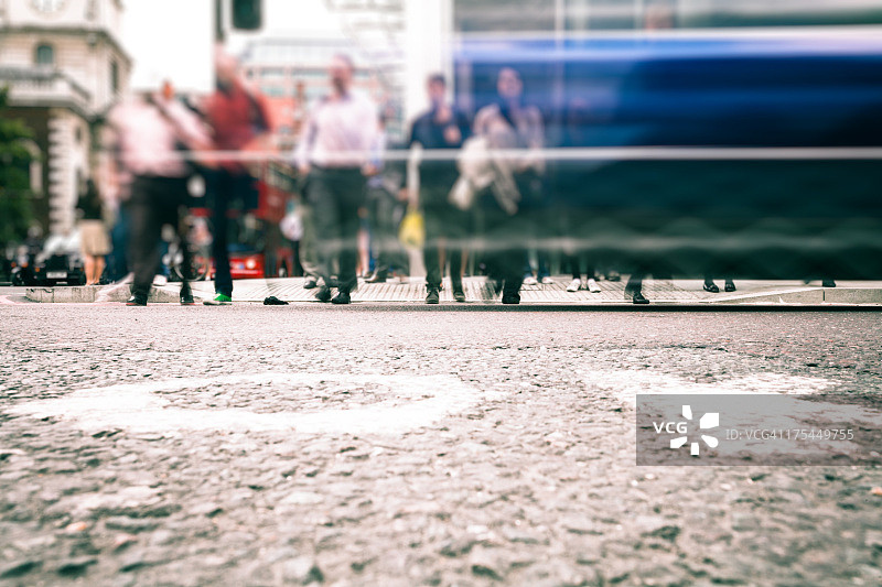 伦敦高峰时段通勤者过马路图片素材