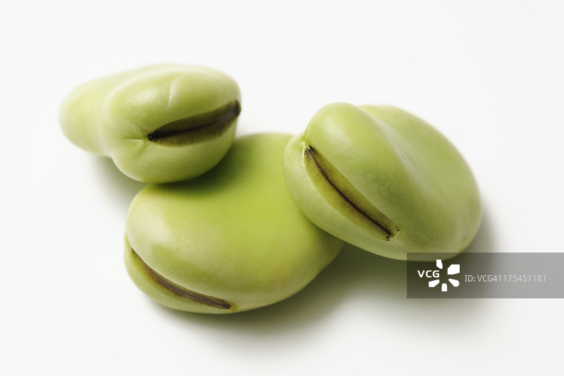 白色背景上的未煮熟的蚕豆图片素材