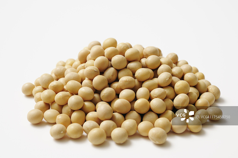 白色背景上堆叠的干大豆图片素材