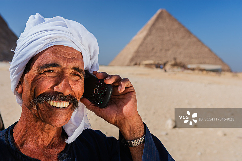 使用手机的贝都因人图片素材