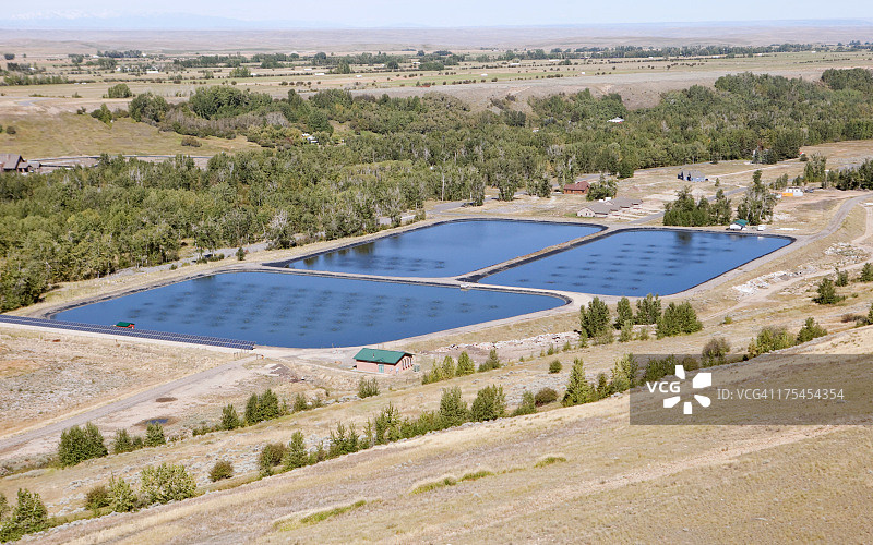 配备太阳能的污水处理厂池塘航拍图片素材