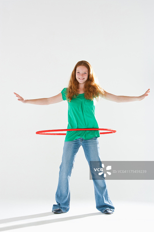 在户外玩塑料圈的年轻女孩图片素材