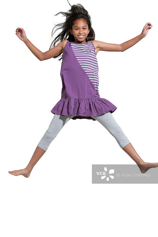 在室内跳跃的年轻女孩图片素材