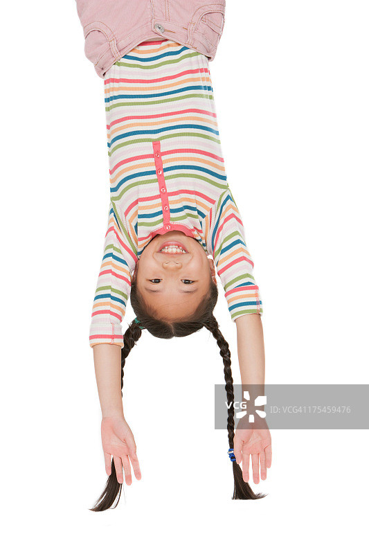 年轻女孩在室内倒立图片素材