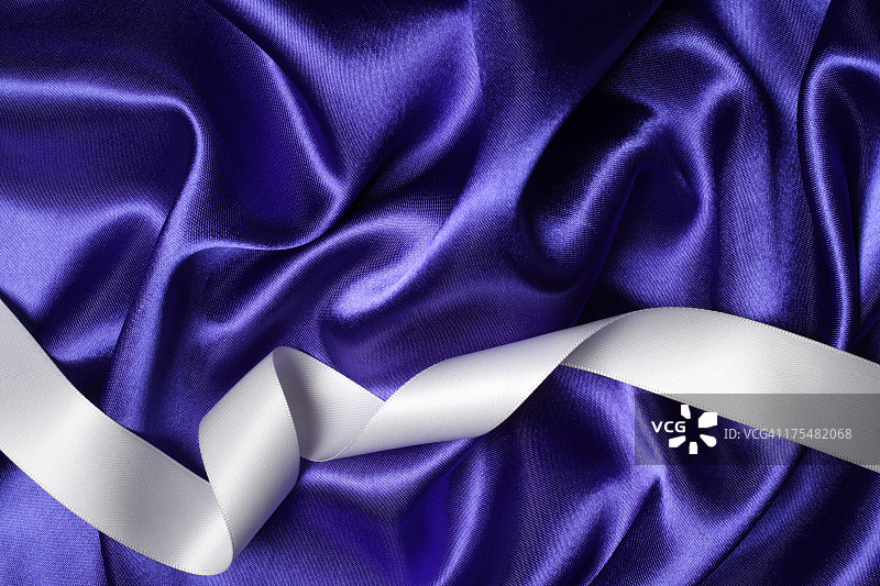 丝绸纹理背景上的缎带图片素材