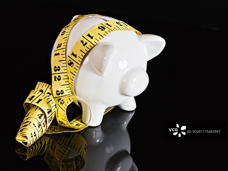 通过测量储蓄来计算你的钱图片素材