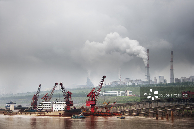长江上的重工业图片素材
