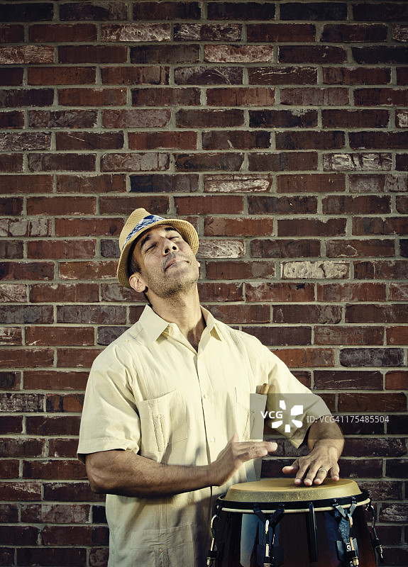康加鼓演奏者图片素材
