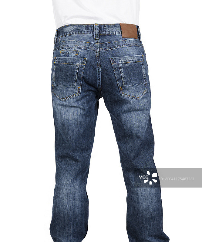 穿着带空白标签的蓝色牛仔裤的男子背影图片素材
