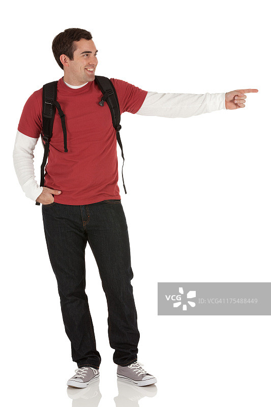 快乐的男人指向侧面图片素材