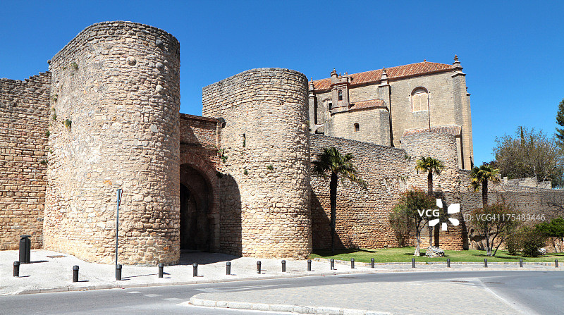 西班牙龙达的城镇墙壁和圣灵教堂图片素材