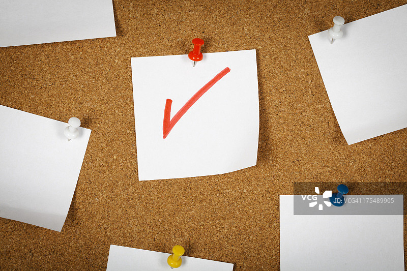 带勾选标记的便签纸图片素材