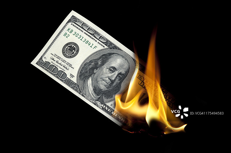 燃烧的一百美元纸币图片素材