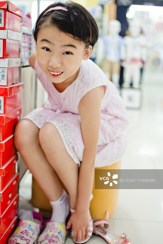 女孩试穿几双新鞋图片素材