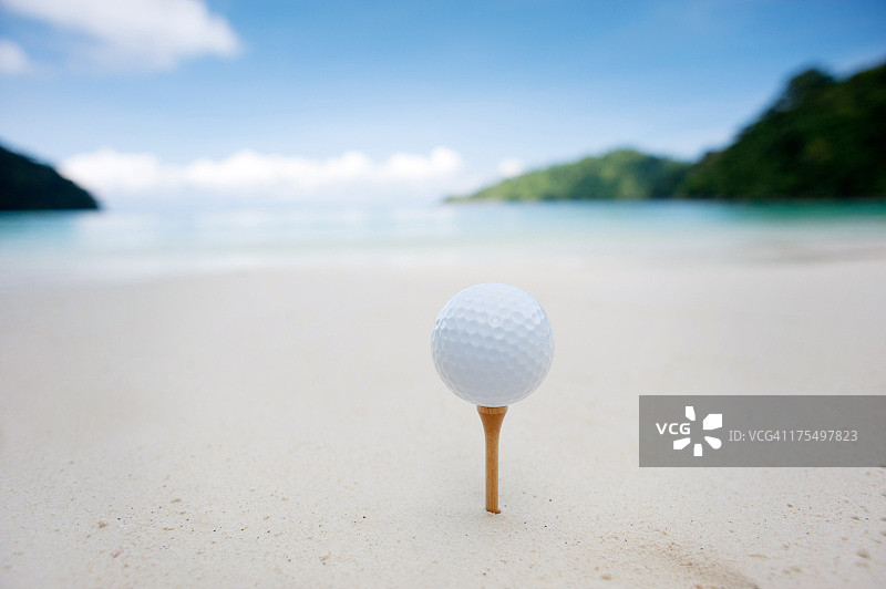 在沙滩上打高尔夫球图片素材