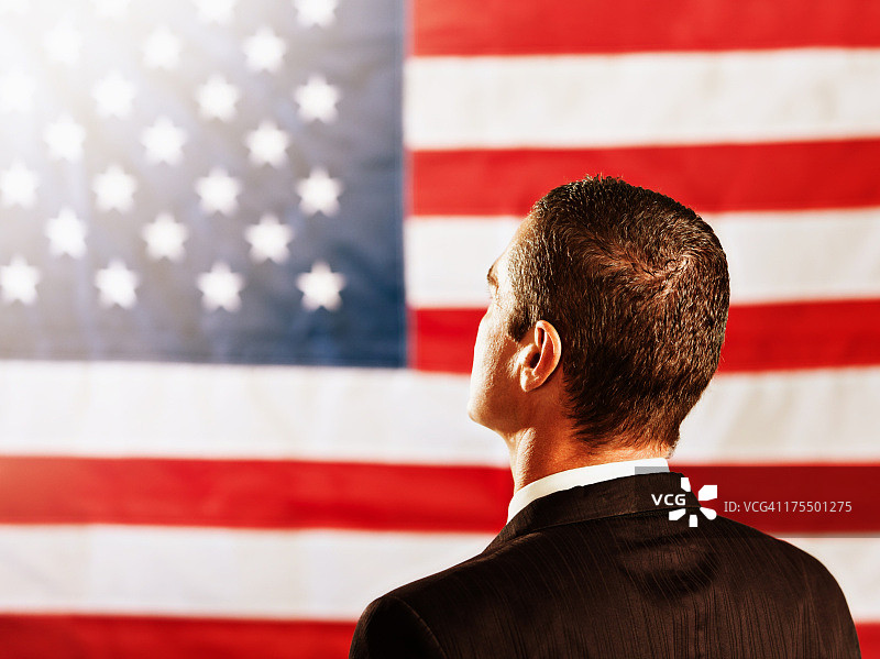 政客或商人看着美国国旗的背影图片素材