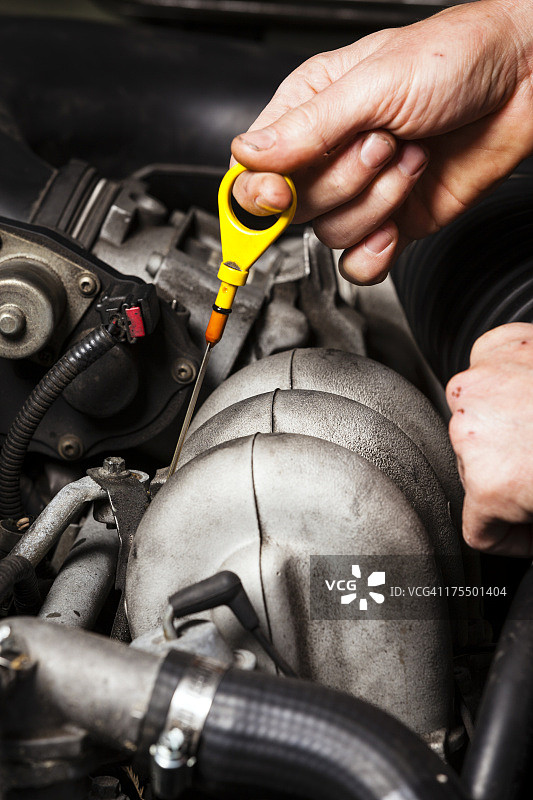 机油液位检查图片素材