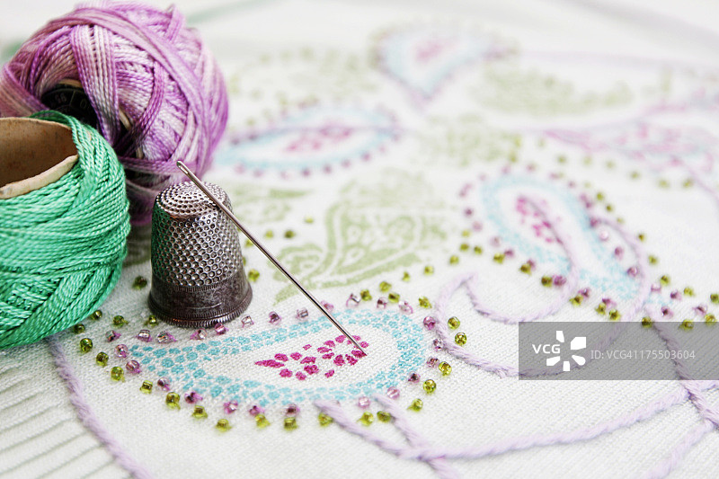刺绣线、针和顶针：刺绣图片素材