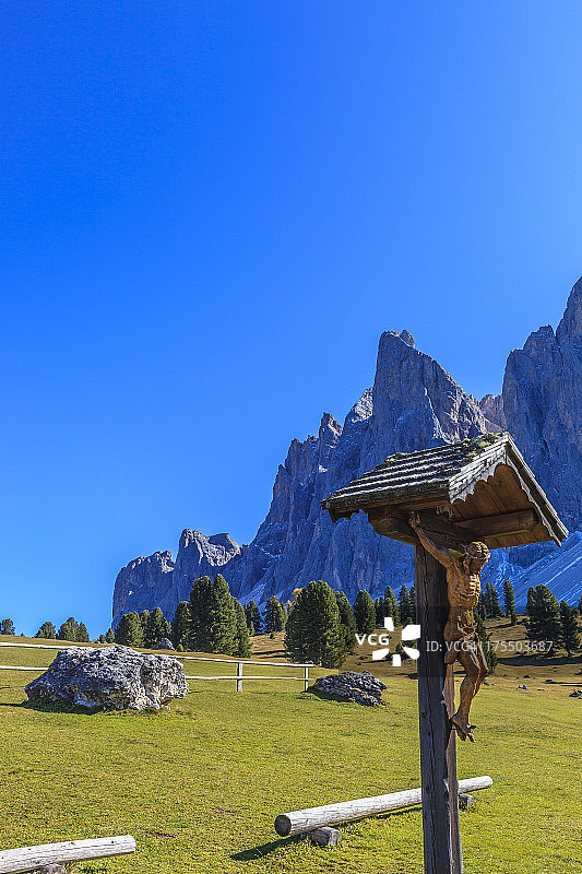 意大利奥德勒山脚下的十字架图片素材