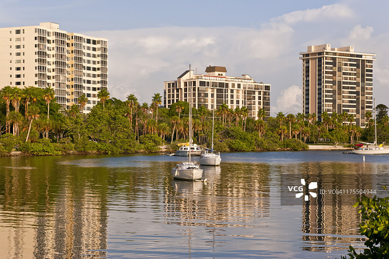 日落时的水滨公寓楼图片素材