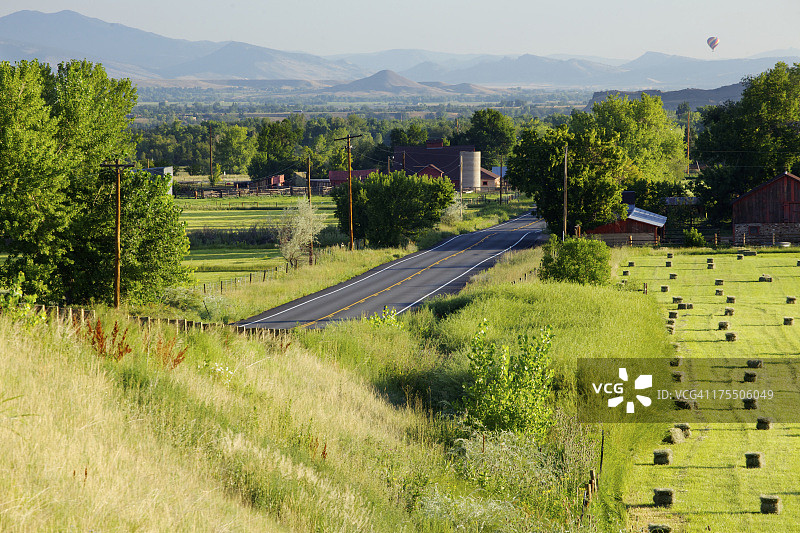 日出时分穿过农田的道路图片素材