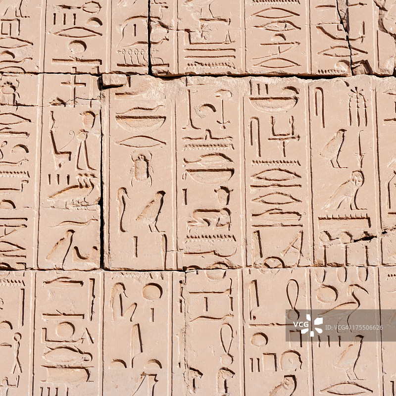 卢克索卡纳克神庙中的埃及象形文字图片素材