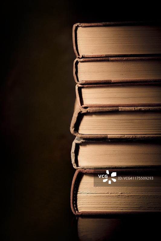 旧书堆特写图片素材