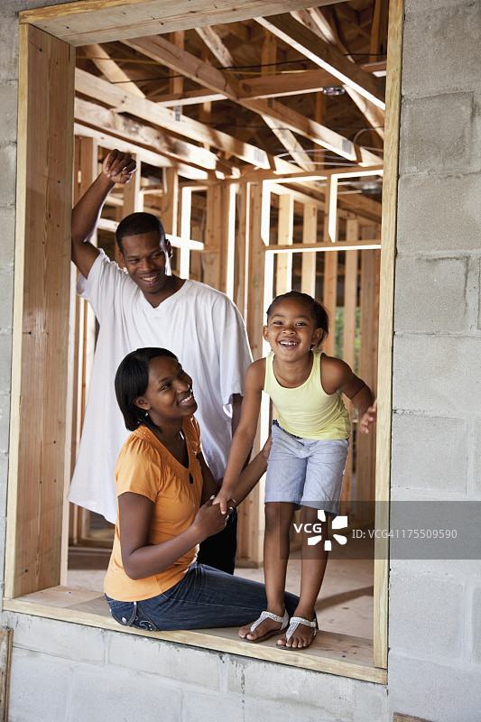 在建房屋内的一家图片素材