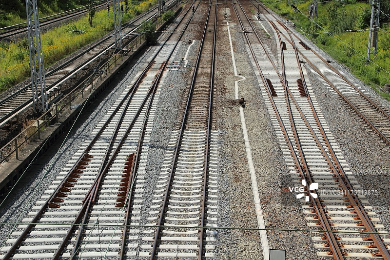 城市中的铁路线图片素材