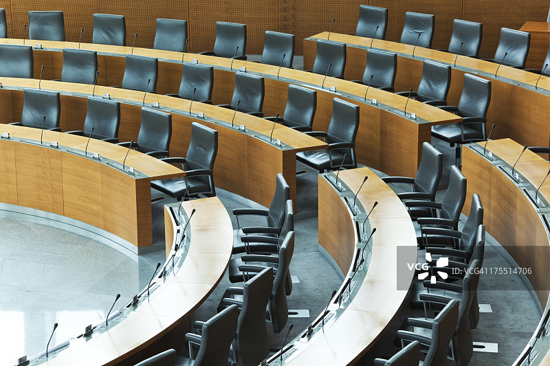 带有排排座位的椭圆形会议室图片素材