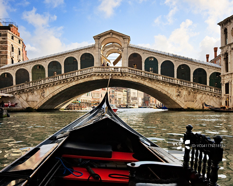 意大利威尼斯里亚托桥附近的贡多拉图片素材