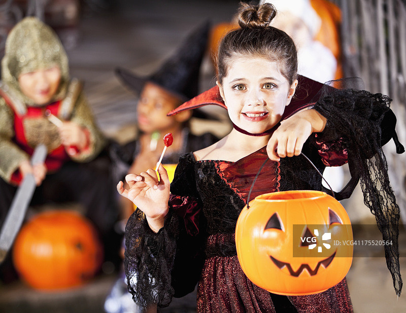 身穿万圣节服装的小女孩图片素材