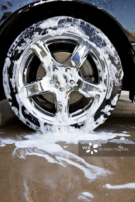 清洗汽车轮胎图片素材