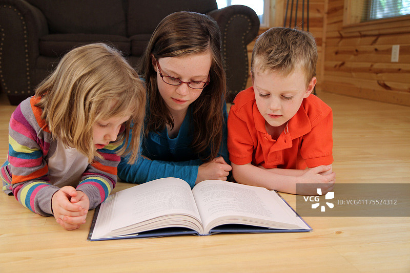 儿童阅读书籍图片素材