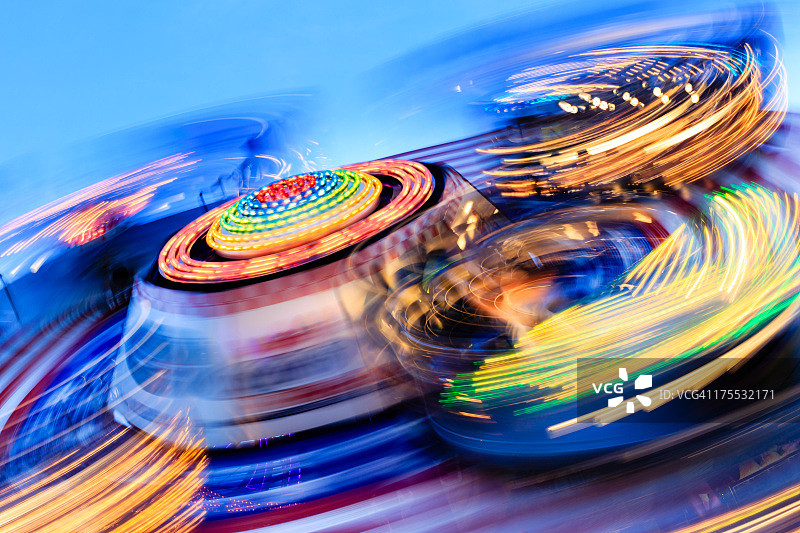 嘉年华游乐设施长曝光照片图片素材