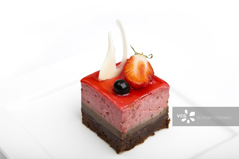 白色盘子里的草莓蛋糕图片素材