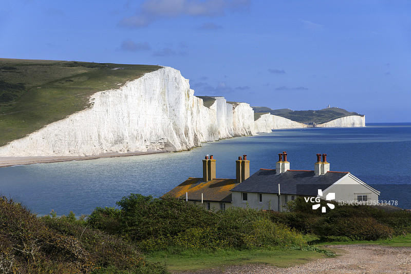 沿着海岸线而建的房子图片素材