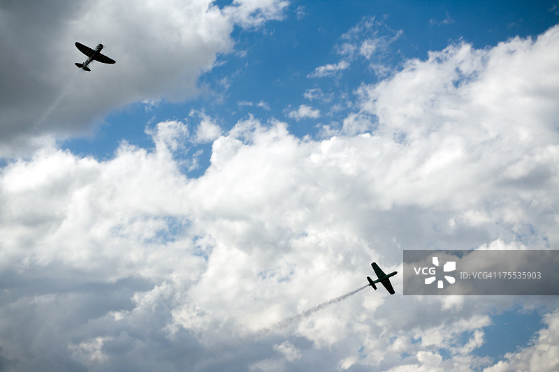 复古螺旋桨飞机在壮观的天空中缠斗图片素材