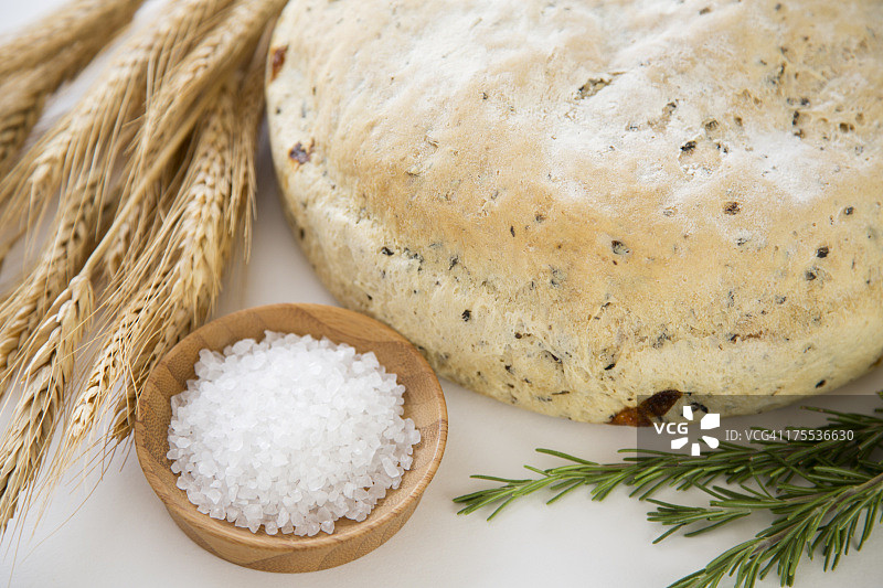 自制迷迭香圆形面包图片素材